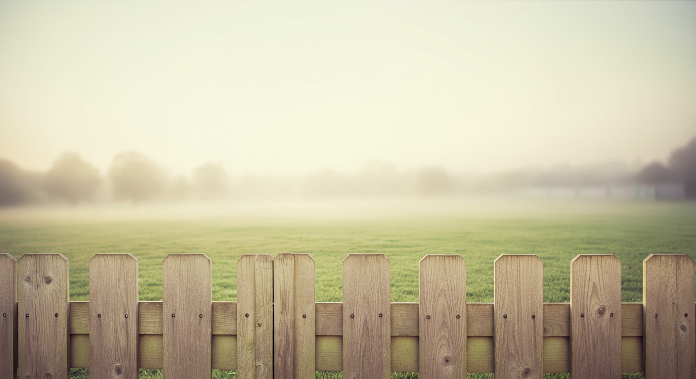 広々とした誰もいないドッグランのフェンスと奥に広がる空