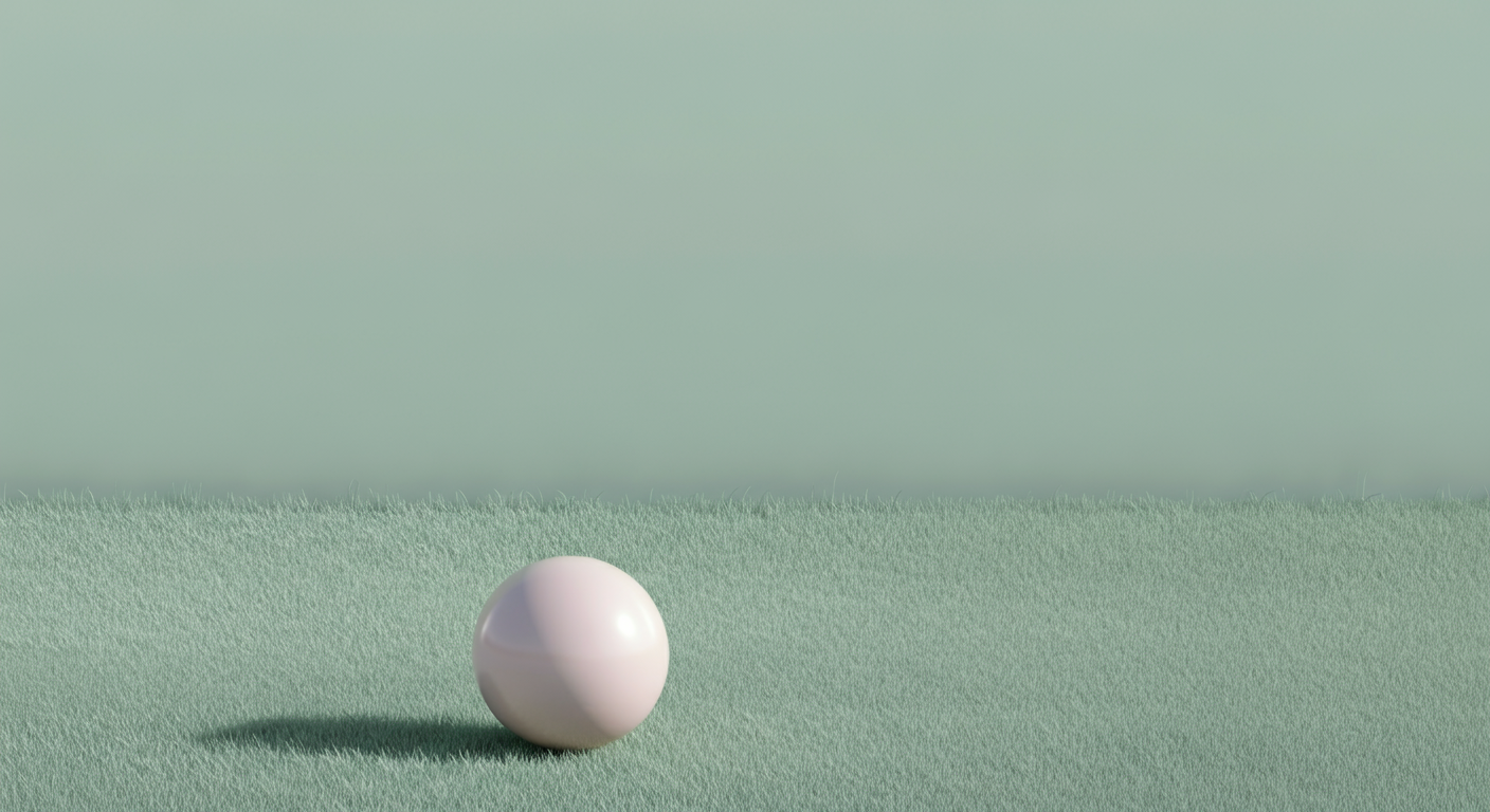 広い芝生の隅にぽつんと置かれたパステルカラーのボール。パーソナルスペースを確保するイメージ。